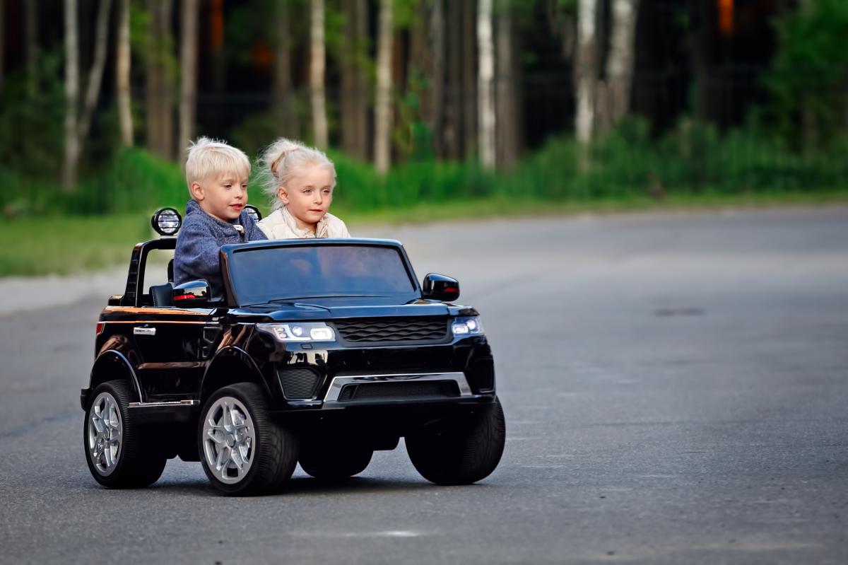 Kinder im E-Auto